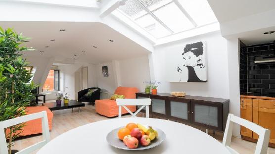 Golden Triangle Loft **smoking friendly, city center**
