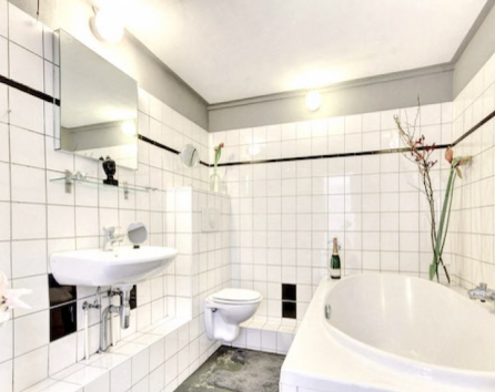 bathroom with toilet and bathtub