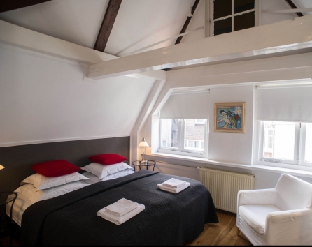 Double Bed with Couch Singel apartment Amsterdam