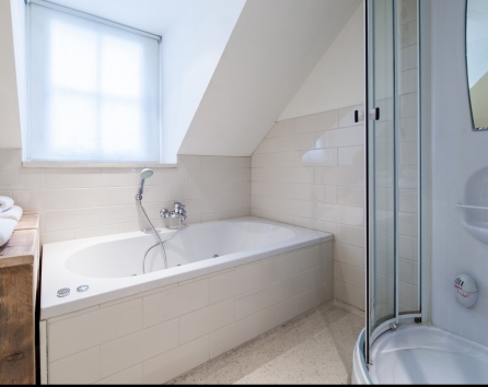 Bathroom Bathtub Jordaan Noordermarkt Apartment B Amsterdam