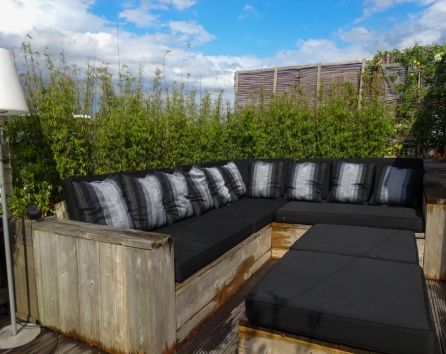Ultimate relaxing on XXL lounchebank