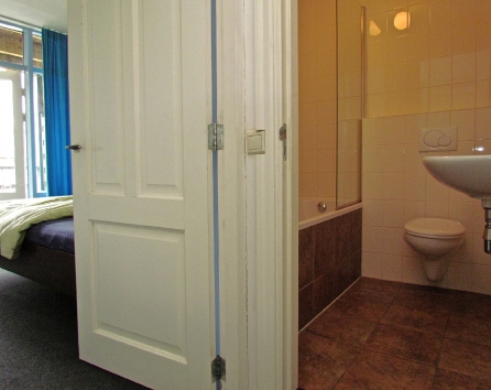 bathroom/bedroom