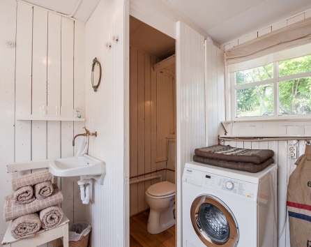 Guest bedroom with toilet and washing basin
